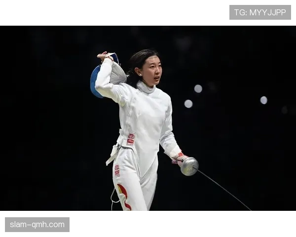 孙一文刚从训练场出来,豪车一停他却拿着学生盒饭那一幕 孙一文刚从训练场出来,豪车一停他却拿着学生盒饭那一幕